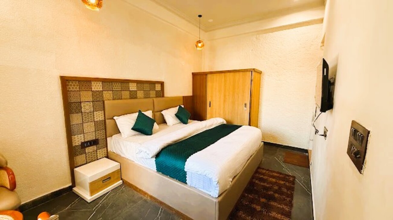 Private Deluxe Room View 8
